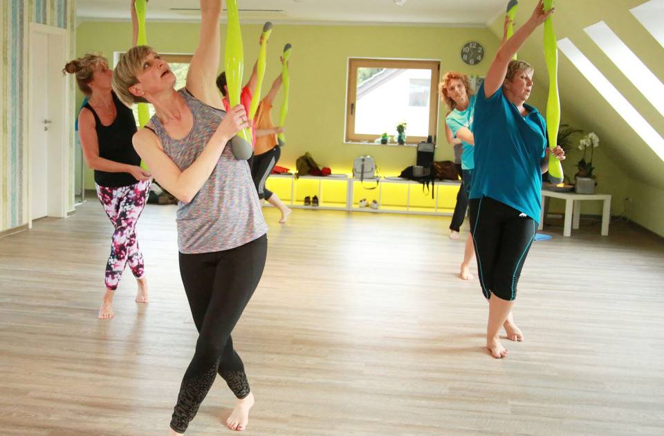 Kursstudio Motus Sanum Tanzkurs mit bunten Stäben